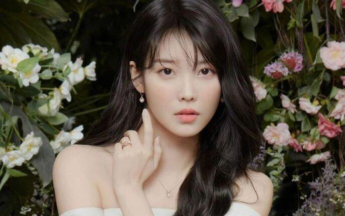 Jisoo ‘lật đổ’ IU, trở thành nữ nghệ sĩ solo Kpop bán chạy nhất lịch sử!