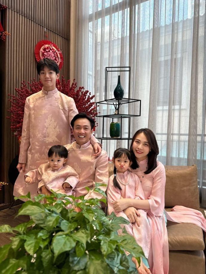 Khoảnh khắc hạnh phúc giản dị của Đàm Thu Trang bên hai con