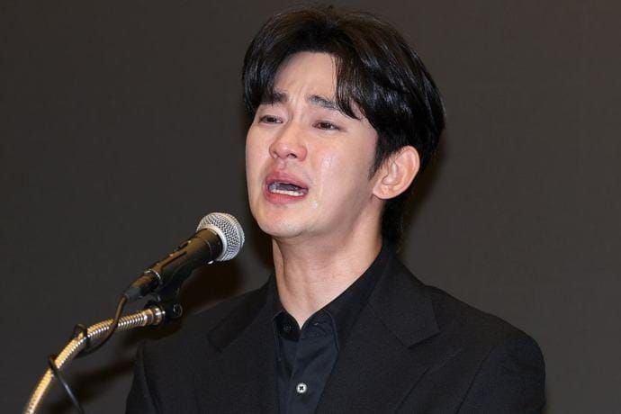 Tài tử Kim Soo Hyun khóc lóc và phủ nhận các cáo buộc của gia đình Kim Sae Ron trong buổi họp báo ngày 31/3