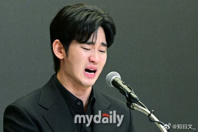 Kim Soo Hyun khóc lóc 30 phút, mất hợp đồng triệu đô