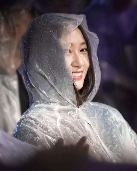 Krystal Jung: Nữ idol biến áo mưa thành ‘bảo bối’ thời trang gây bão