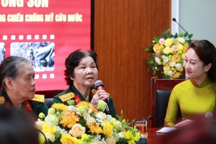 Bà Bùi Thị Vân (giữa) đã phải trốn nhà đi bộ đội