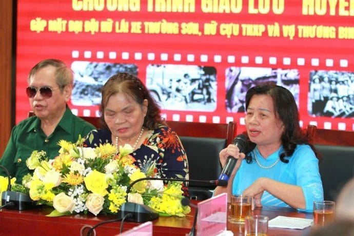 Bà Đào Thị Thạc (phải), vợ thương binh nặng Lê Đức Thuận