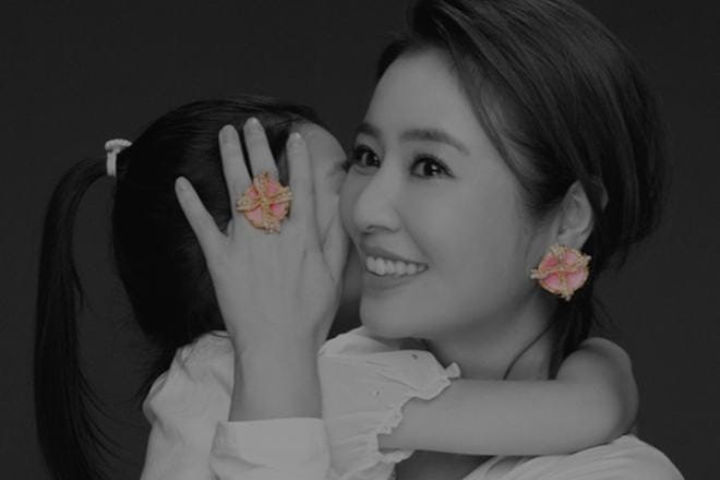 Lâm Tâm Như gây sốt khi để con gái ‘tô vẽ’ khuôn mặt bằng bút màu