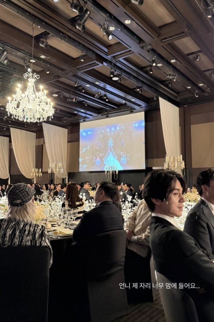 Lee Dong Wook nổi bật với góc nghiêng sắc lẹm