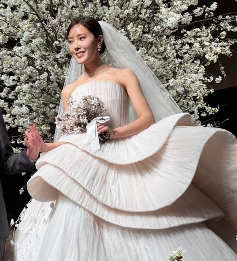 Cả Hàn Quốc chỉ có 2 chiếc váy cưới này