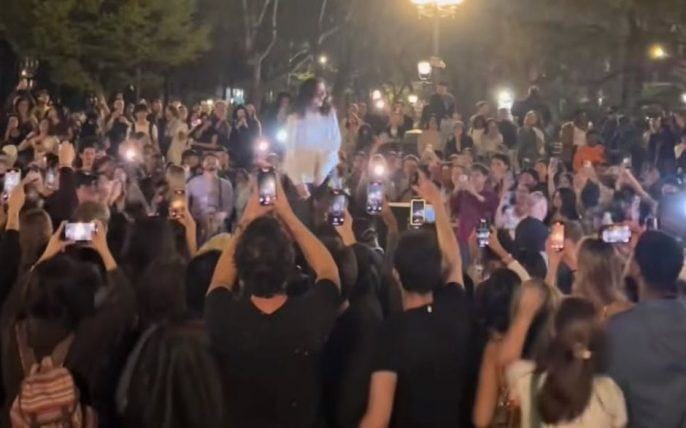 Lorde gây náo loạn công viên với màn ‘đánh úp’ phát hành ca khúc mới