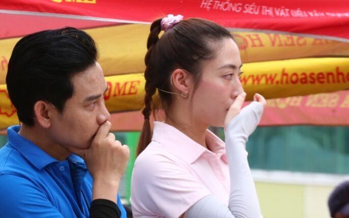 Lương Thùy Linh bật khóc trước cậu bé gác học lo cho em trai mồ côi