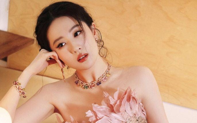 Lưu Diệc Phi gây ‘bão’ với màn nhảy múa đầy quyến rũ giữa phố