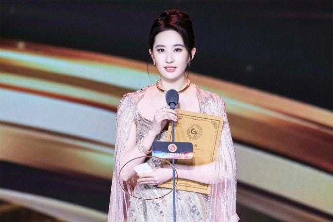 Lưu Diệc Phi gây tranh cãi vì dùng giấy nhắc khi nhận giải