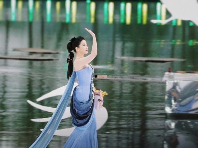 Lưu Diệc Phi thần thái kiêu sa