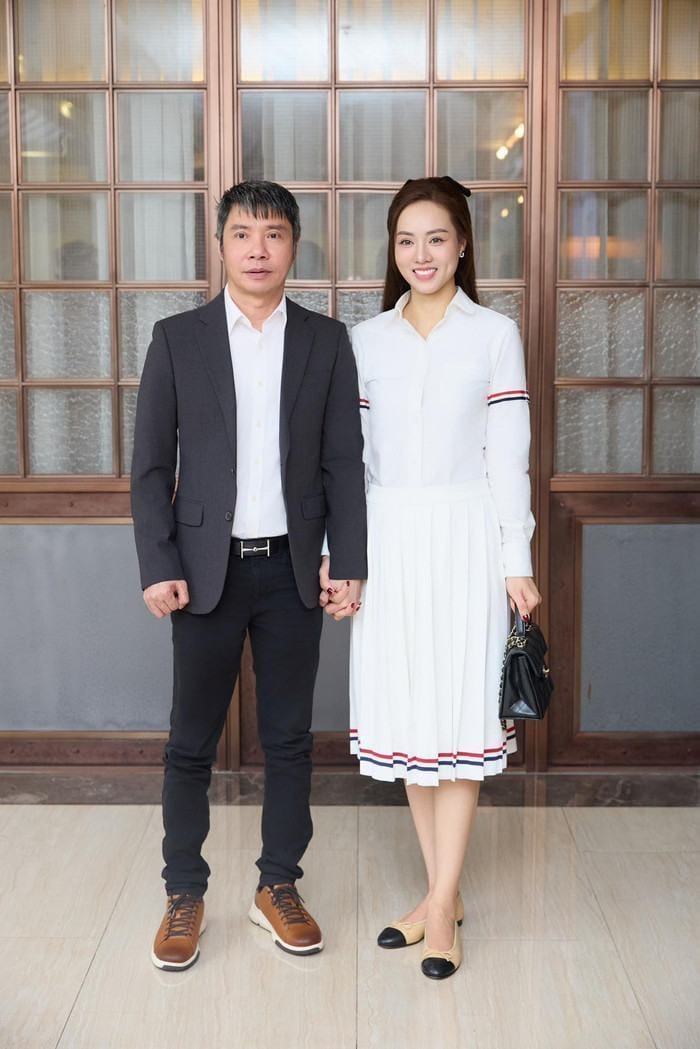 NSND Công Lý luôn được vợ hết mực quan tâm, chăm sóc. Ảnh: FBNV