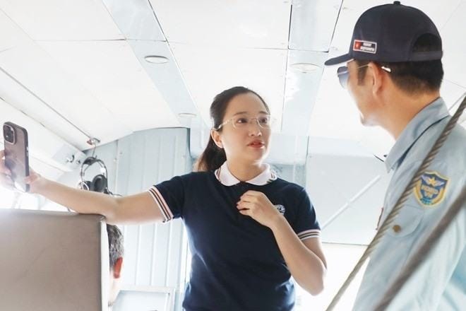 MC Hồng Phượng gây ấn tượng khi tác nghiệp trên trực thăng không quân