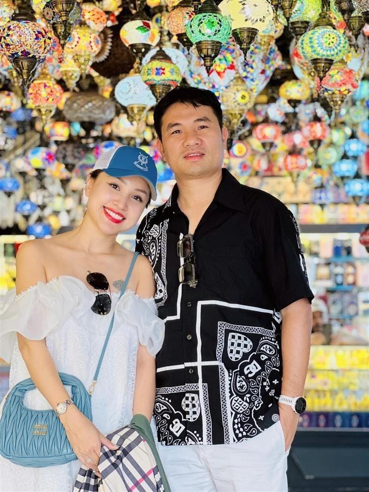 MC Vân Hugo kỷ niệm ngày đặc biệt vẫn khóa bình luận sau ồn ào