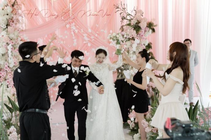 Chuyện tình 12 năm: Chú rể khóc khi cô dâu mặc đồng phục học sinh ở lễ cưới - 3 Chuyện tình 12 năm: Chú rể khóc khi cô dâu mặc đồng phục học sinh ở lễ cưới - 3