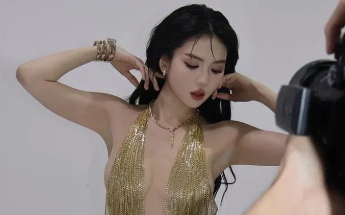 Ngọc Trinh ‘đốt mắt’ fan với loạt ảnh gợi cảm, khoe đồng hồ tiền tỷ