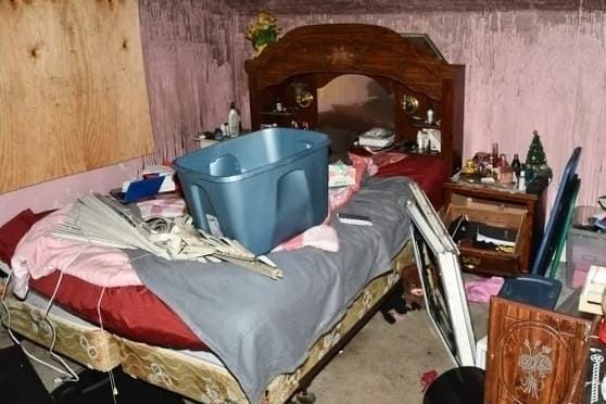 Người đàn ông bị mẹ kế giam cầm suốt 20 năm: Bi kịch đằng sau căn phòng cháy đen