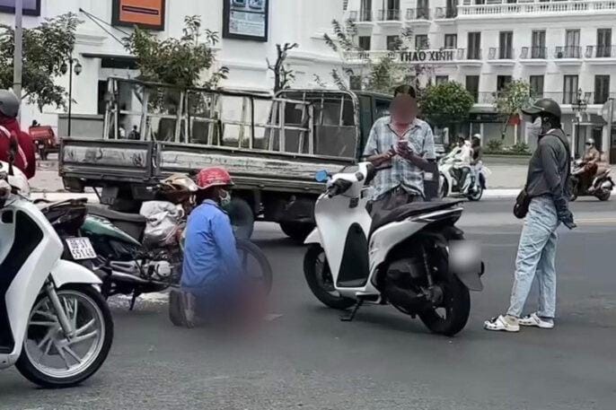 Người đàn ông quỳ gối giữa đường: Sự thật phía sau clip gây tranh cãi