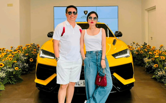 Vợ chồng Đoàn Di Băng bên chiếc xe xa xỉ