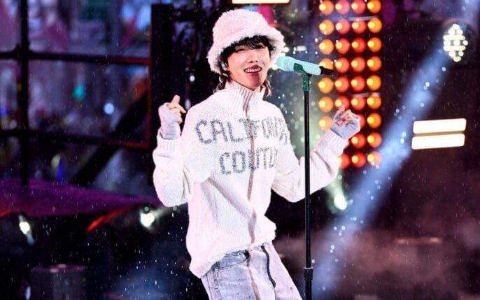 Phụ huynh BTS gây xúc động khi đồng loạt xuất hiện ủng hộ J-Hope