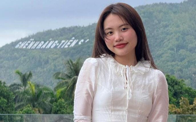 Phương Mỹ Chi gây bão mạng khi rời show bằng xe máy