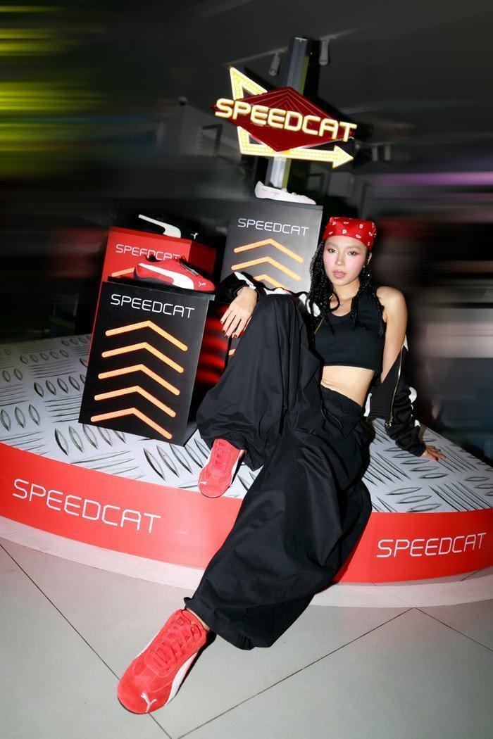 Đồng Ánh Quỳnh xuất hiện với phong cách mạnh mẽ nhưng không hề thiếu đi sự nữ tính với áo crop top và quần thể thao của thương hiệu PUMA.