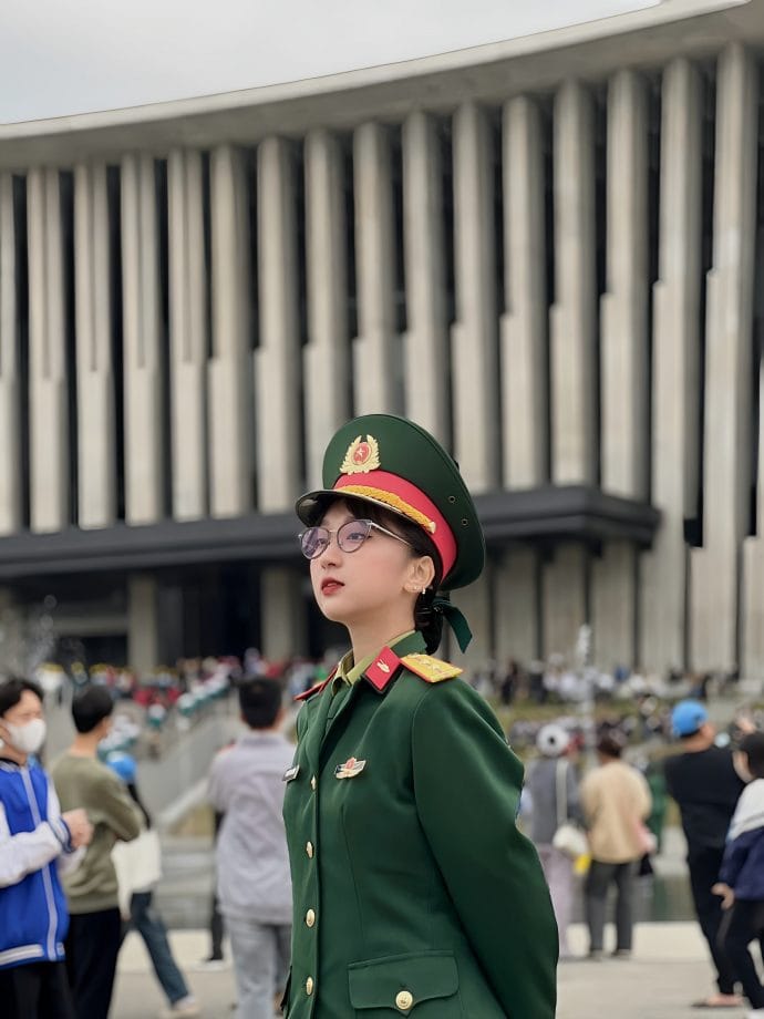 hot girl diễu binh ảnh 2