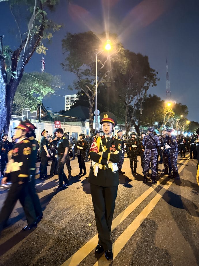 hot girl diễu binh ảnh 3