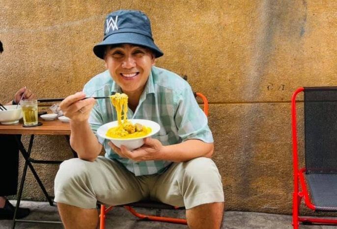 Quyền Linh: ‘MC Quốc dân’ giàu có nhưng gây sốt với đôi dép tổ ong