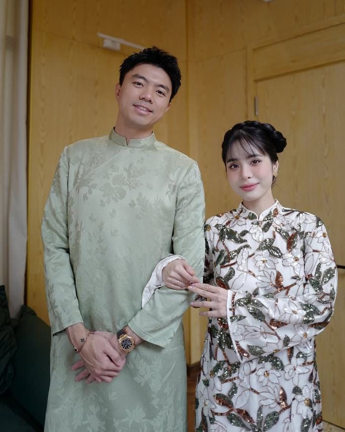 Ca nương Kiều Anh chụp ảnh cùng chồng trong dịp Tết Nguyên đán.