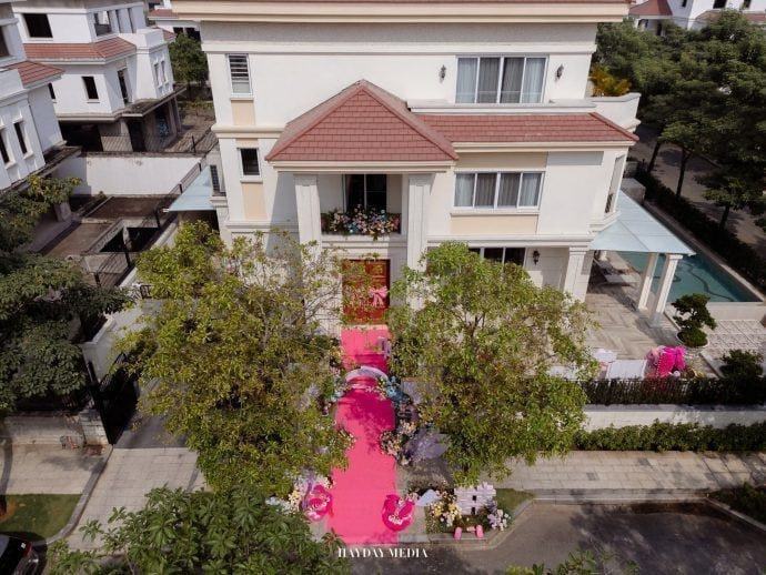 Căn biệt thự được thiết kế theo phong cách tinh giản, có cả bể bơi trong khuôn viên.