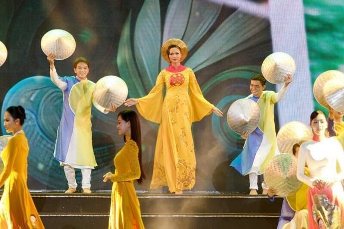 Hoa hậu H'Hen Niê xúc động