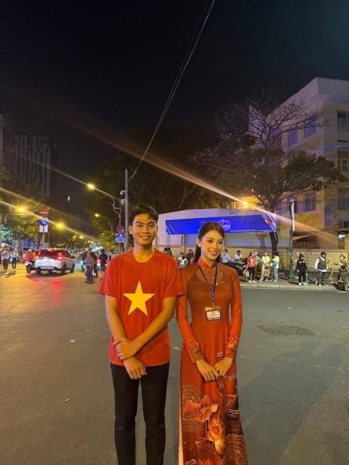 Hoa hậu Tiểu Vy rạng rỡ trong tà áo dài đỏ