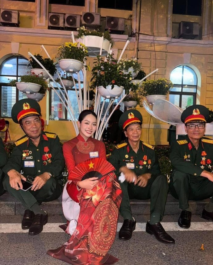 Hoa hậu Thanh Thuỷ xúc động bên cựu chiến binh