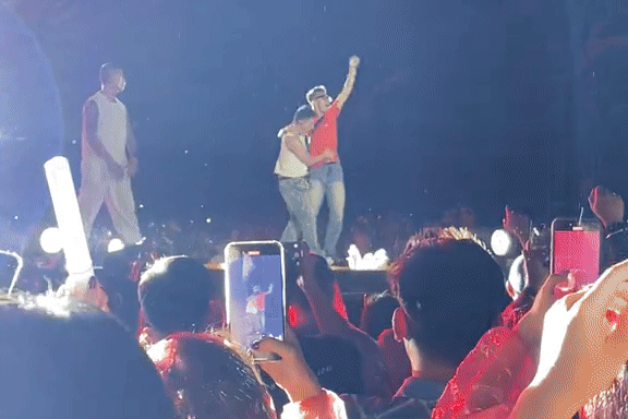 Fan cuồng lao lên sân khấu, Sơn Tùng M-TP bị xước tay chảy máu