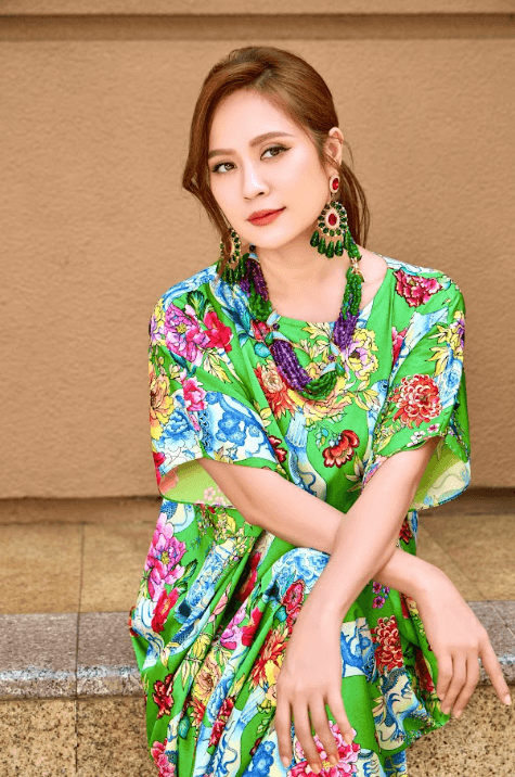 Diễn viên Thanh Thúy khoe vẻ đẹp không tuổi với đầm chất liệu lụa - 2