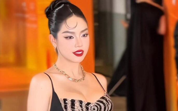 Thanh Thủy gây tranh cãi với váy cắt xẻ táo bạo tại sự kiện