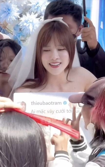 Thiều Bảo Trâm ‘đứng hình’ khi fan bất ngờ đưa giấy đăng ký kết hôn