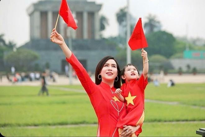 Thiếu tá Trúc Mai gây ‘sốt’ với bộ ảnh áo dài cùng con gái ở Quảng trường Ba Đình