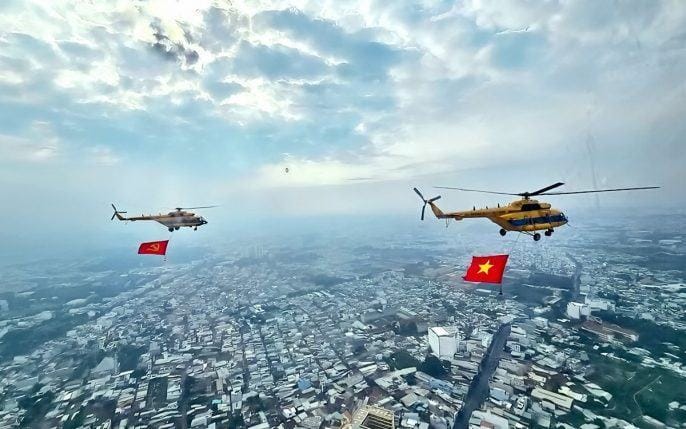 TP.HCM rực rỡ với màn thả cờ từ trực thăng nhân dịp 30/4