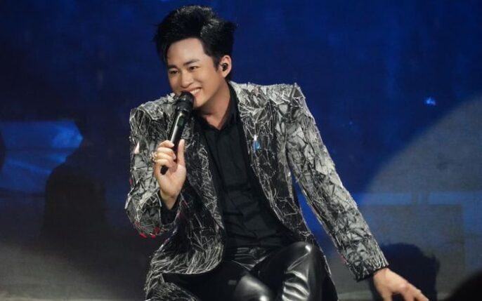 Tùng Dương ‘gây bão’ MXH với dòng trạng thái U50 đầy dí dỏm