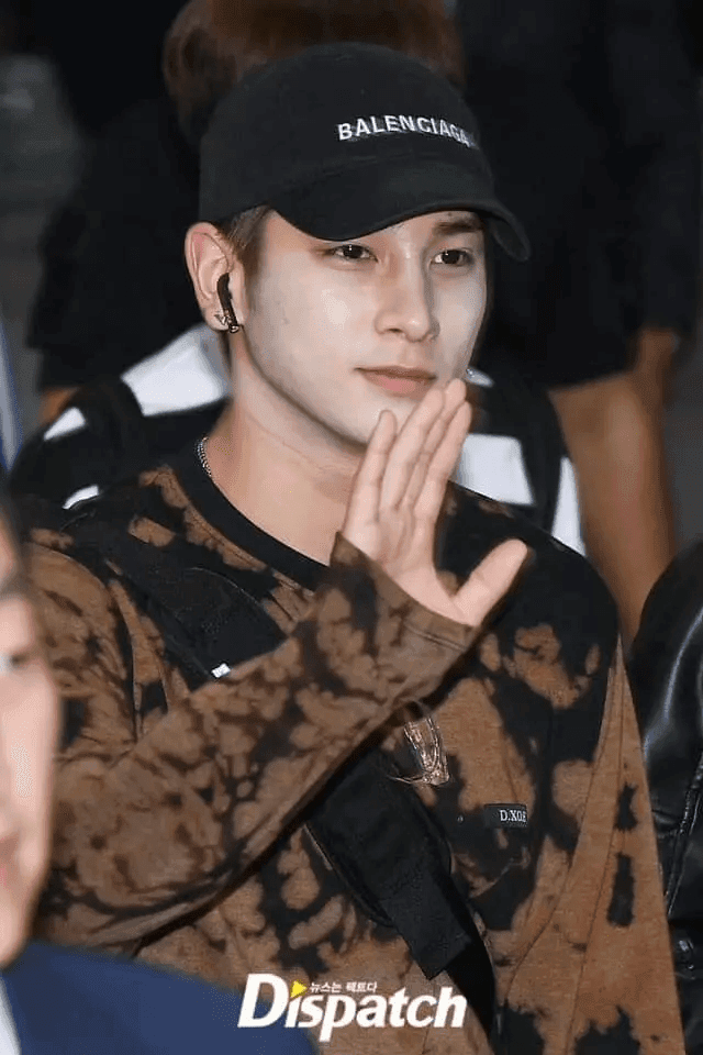 Hangyul (cựu X1) với lớp nền loang lổ