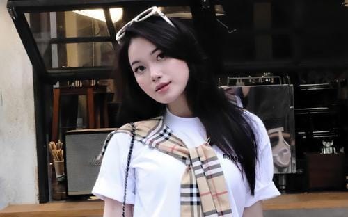 Vợ Hồ Văn Cường ‘đốn tim’ với phong cách thời trang đẳng cấp