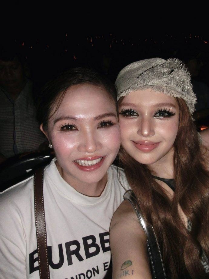 Xoài Non khoe visual nổi bật bên ba mẹ ruột...