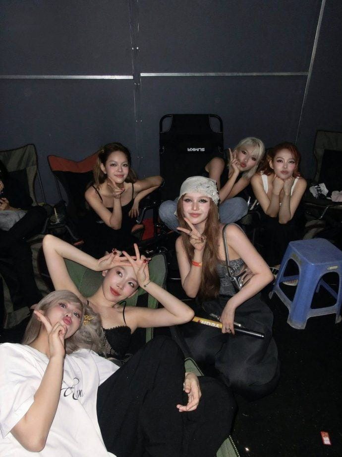 Xoài Non còn được hưởng đặc quyền khi vào tận cánh gà chụp hình cùng dàn chị đẹp. Nhan sắc của cô nàng chẳng thua kém bất cứ mỹ nhân nào.