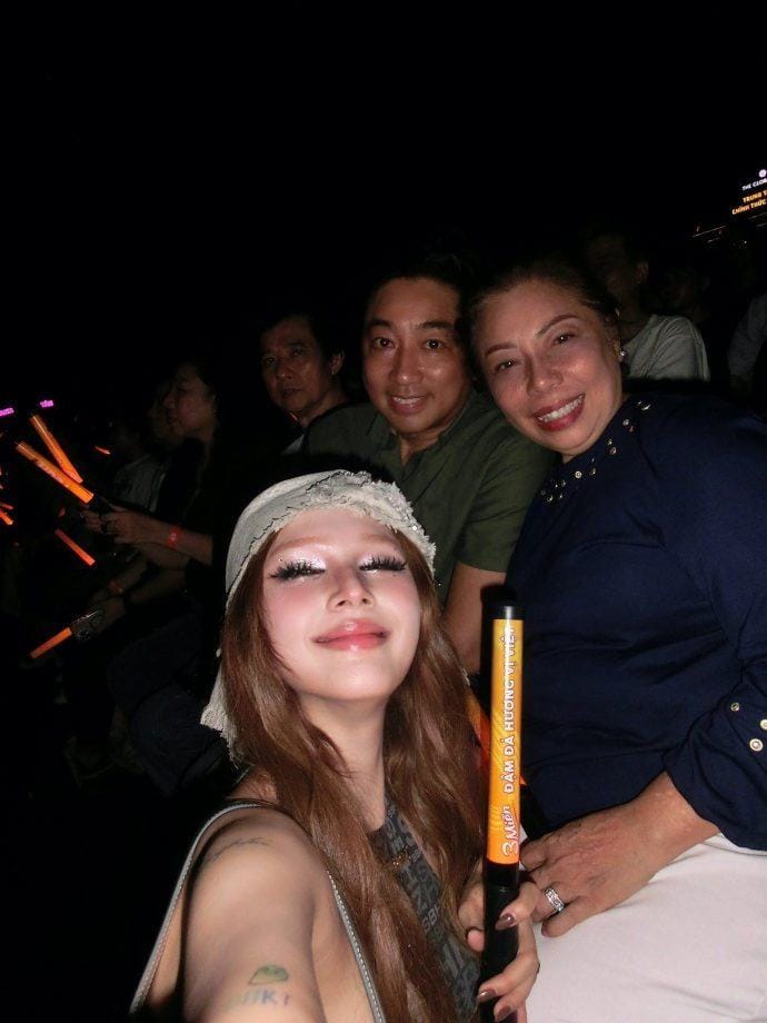 Xoài Non vui vẻ chụp hình cùng ba mẹ Gil Lê