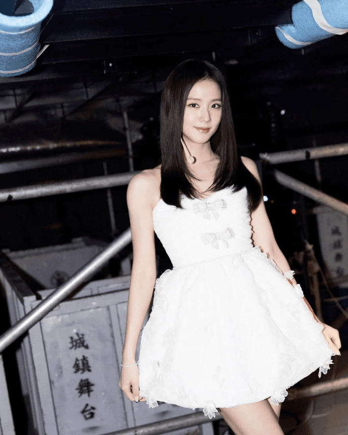 Vượt mặt IU, Jisoo trở thành nữ nghệ sĩ solo Kpop bán chạy nhất lịch sử Ảnh 2