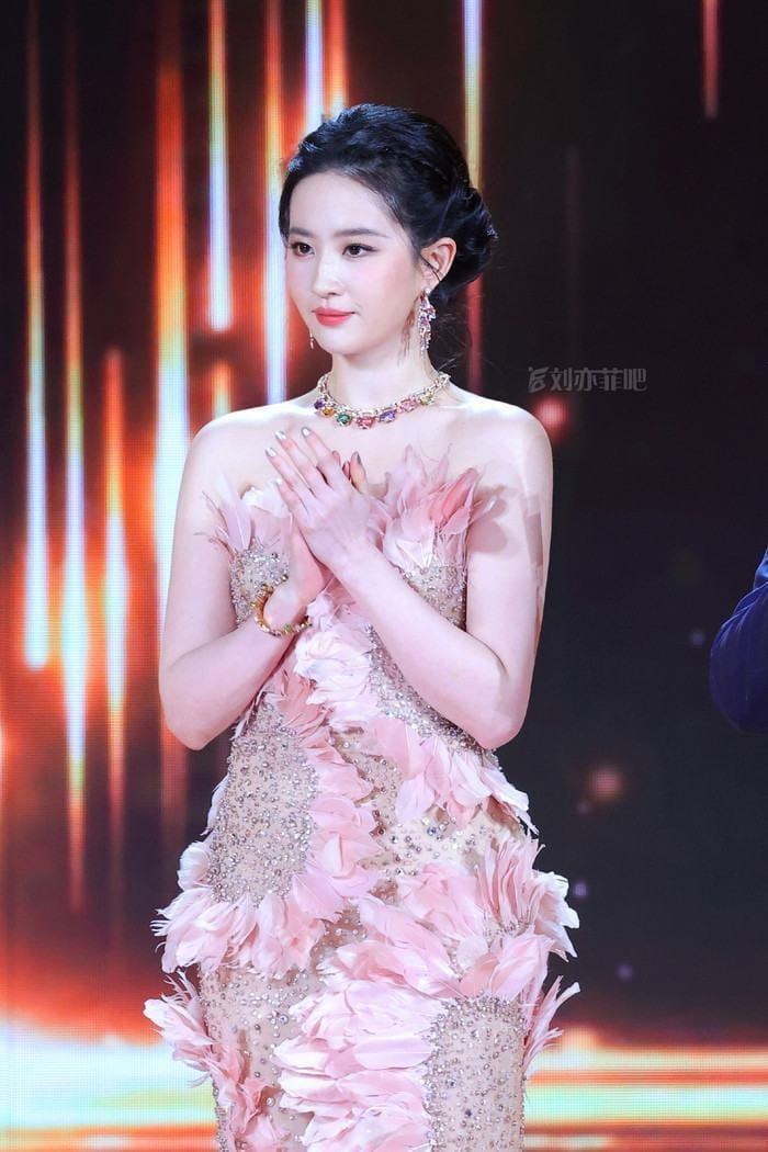 Lưu Diệc Phi mất luôn một dự án phim quan trọng? (Ảnh: Weibo)