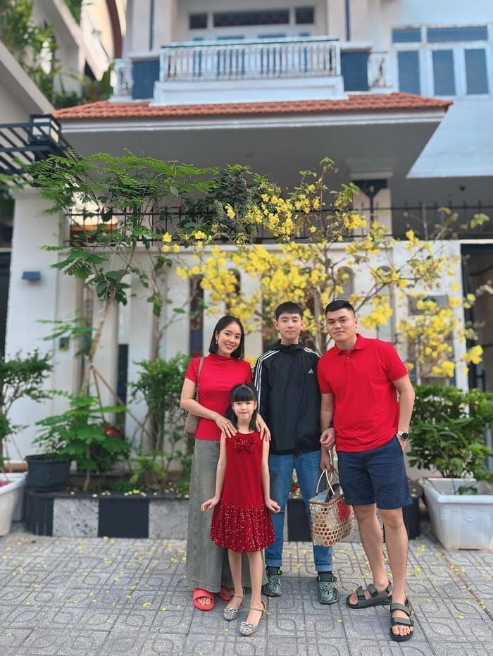 Tổ ấm hạnh phúc của Lê Phương và Trung Kiên bên hai con sau 9 năm kết hôn.