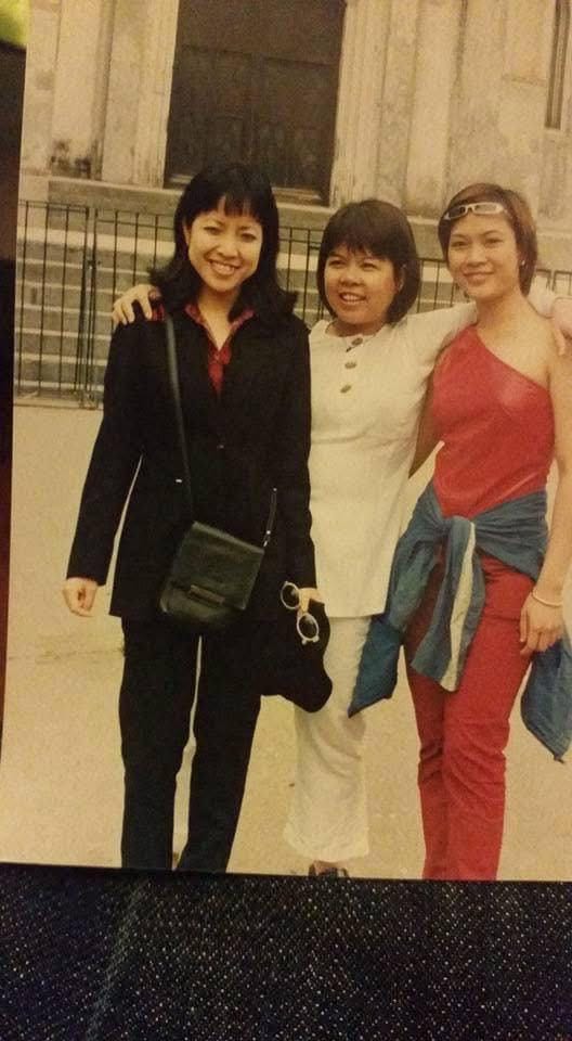 Bức ảnh Mỹ Tâm (áo đỏ) khi 20 tuổi gây sốt cõi mạng nhờ nhan sắc xinh đẹp cùng gu thời trang ấn tượng.